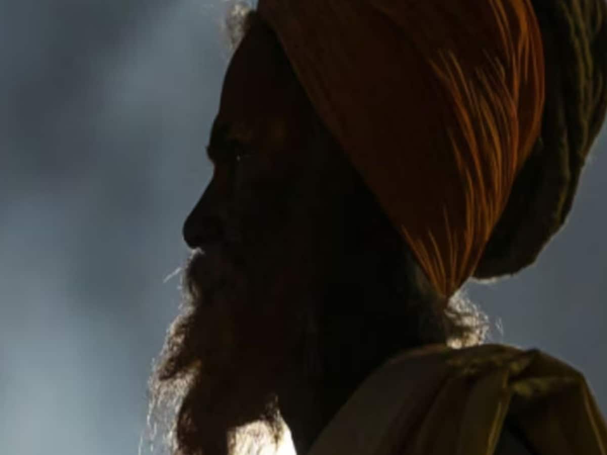 मंदिर में साधु बनकर रह रहा था दूसरे समुदाय का युवक, भड़क उठे लोग; खूब बवाल मंदिर में साधु बनकर रह रहा था दूसरे समुदाय का युवक, भड़क उठे लोग; खूब बवाल