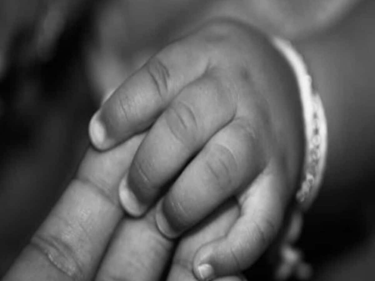 पिता ने की हैवानित की सारी हदें पार, दो बच्चियों को गर्म चीमटे से जलाया; रोती-बिलखती रहीं मासूम पिता ने की हैवानित की सारी हदें पार, दो बच्चियों को गर्म चीमटे से जलाया; रोती-बिलखती रहीं मासूम