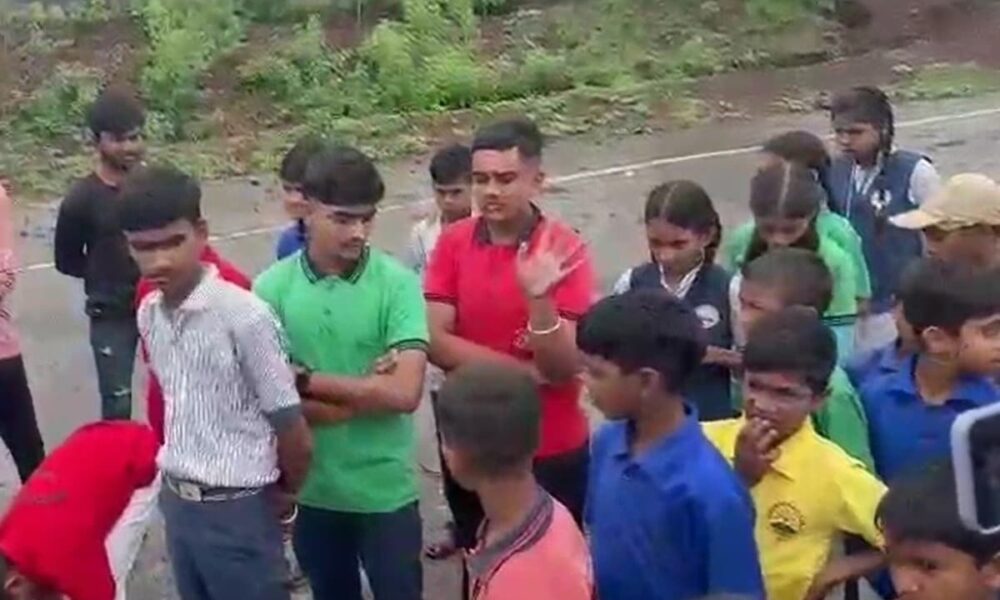 स्कूल में ‘जय श्री राम’ बोलने पर छात्रों को सजा देने का आरोप, झाबुआ में ABVP का हंगामा