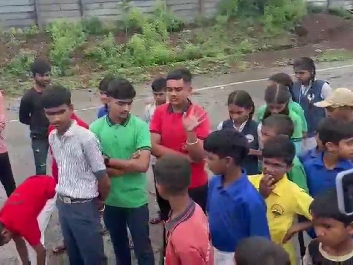स्कूल में ‘जय श्री राम’ बोलने पर छात्रों को सजा देने का आरोप, झाबुआ में ABVP का हंगामा स्कूल में ‘जय श्री राम’ बोलने पर छात्रों को सजा देने का आरोप, झाबुआ में ABVP का हंगामा