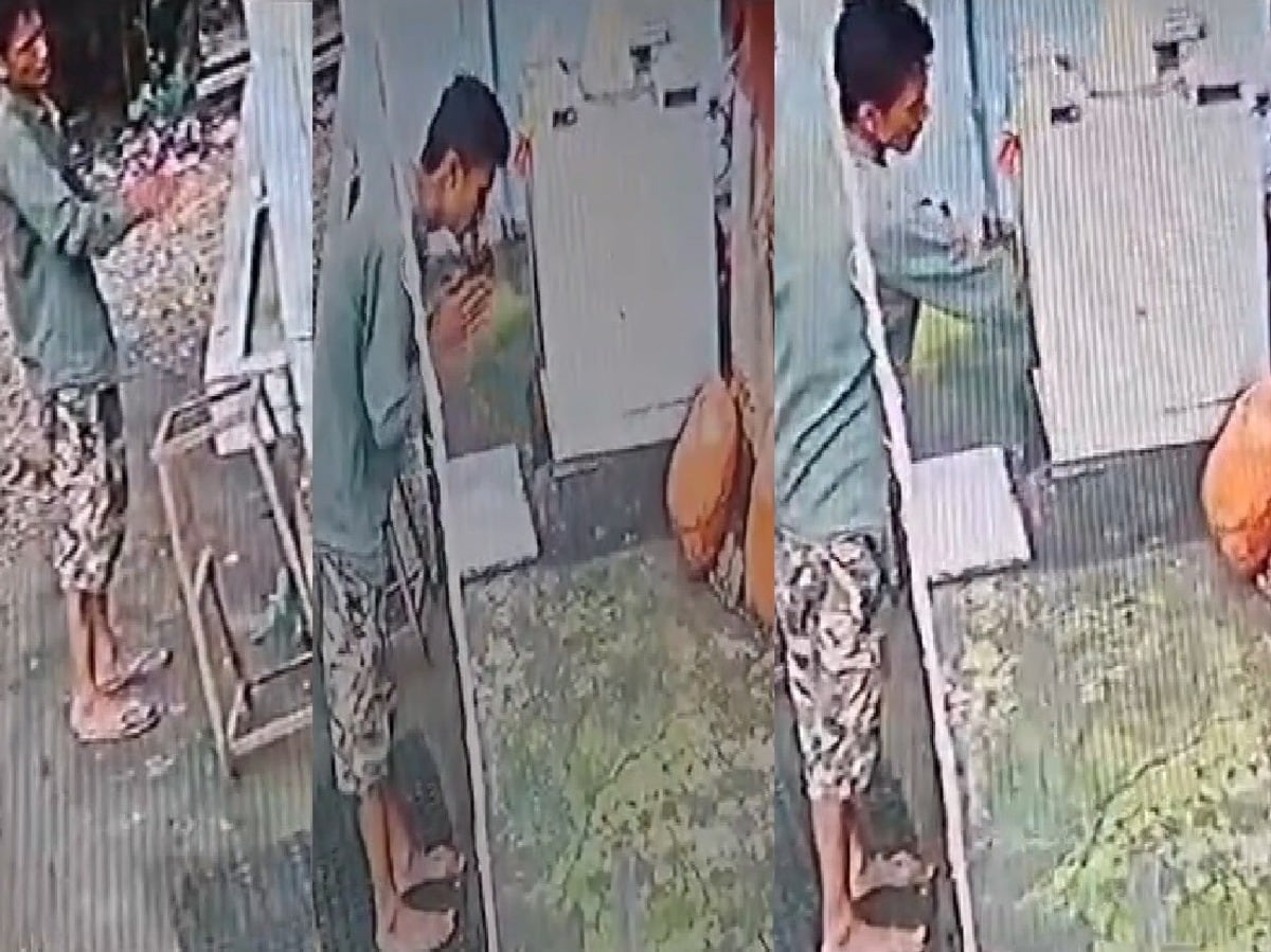 चप्पल उतारी, हाथ धोया फिर की बालाजी महाराज मंदिर में चोरी, CCTV में कैद हुई चोर की शर्मनाक करतूत; VIDEO चप्पल उतारी, हाथ धोया फिर की बालाजी महाराज मंदिर में चोरी, CCTV में कैद हुई चोर की शर्मनाक करतूत; VIDEO