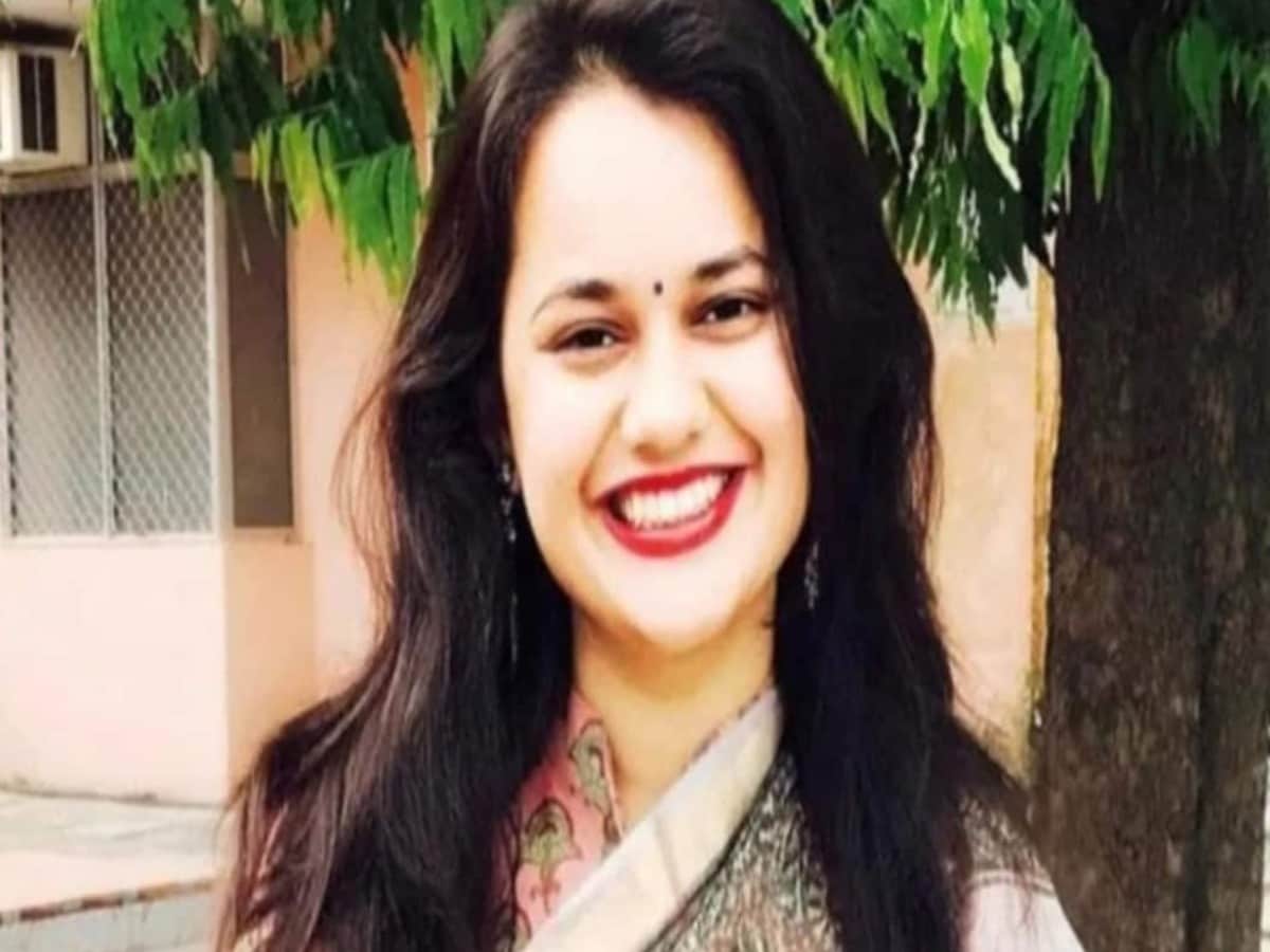 महिला सरपंच ने लूट ली महफिल, मुस्कुराईं टीना डाबी; वीडियो वायरल महिला सरपंच ने लूट ली महफिल, मुस्कुराईं टीना डाबी; वीडियो वायरल