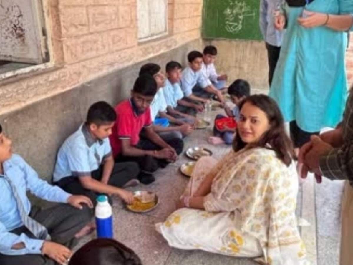 टीना डाबी अचानक पहुंचीं सरकारी स्कूल, बच्चों से ये क्या पूछ लिया टीना डाबी अचानक पहुंचीं सरकारी स्कूल, बच्चों से ये क्या पूछ लिया
