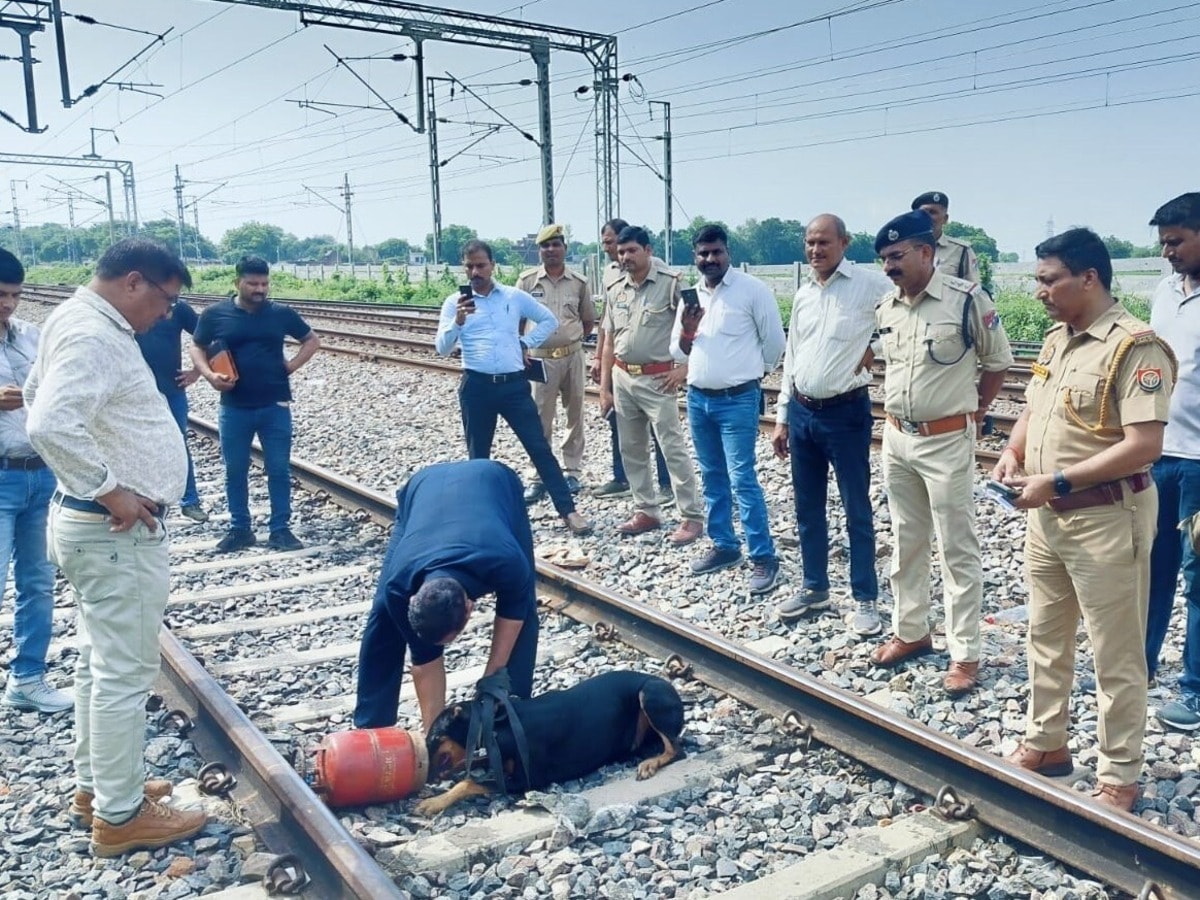 ट्रेन पलटाने की एक और साजिश नाकाम, अब कानपुर में रेलवे ट्रैक पर रखा मिला गैस सिलेंडर ट्रेन पलटाने की एक और साजिश नाकाम, अब कानपुर में रेलवे ट्रैक पर रखा मिला गैस सिलेंडर
