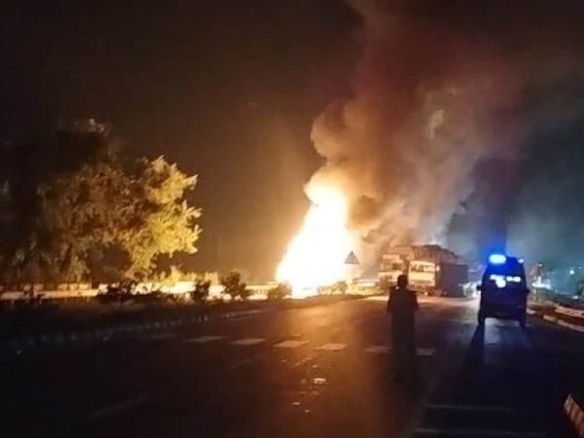 ट्रक से टक्कर के बाद DCM में लगी आग, फिर आकर टकरा गए दो और ट्रक; ड्राइवर की दर्दनाक मौत ट्रक से टक्कर के बाद DCM में लगी आग, फिर आकर टकरा गए दो और ट्रक; ड्राइवर की दर्दनाक मौत