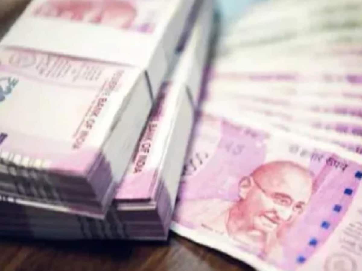 स्कॉलरशिप घोटाले के आरोपी अफसर पर विजिलेंस की छापेमारी, क्या-क्या मिला? स्कॉलरशिप घोटाले के आरोपी अफसर पर विजिलेंस की छापेमारी, क्या-क्या मिला?