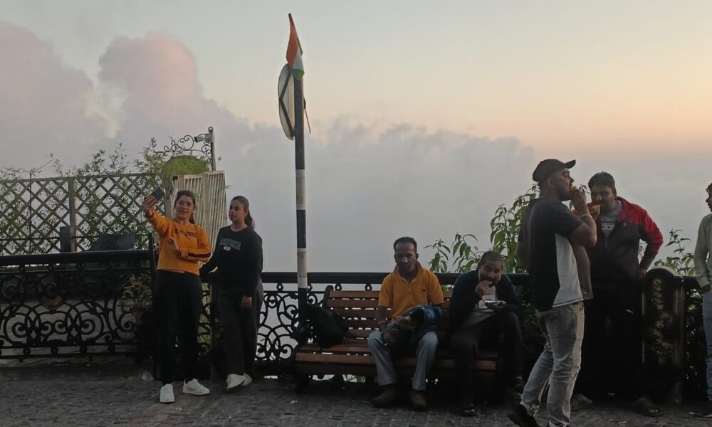 बारिश थमने पर उमस भरी गर्मी ने छुड़ाए पसीने, मसूरी में विंटरलाइन देखने को उमड़े टूरिस्ट