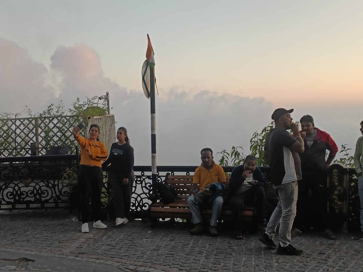 बारिश थमने पर उमस भरी गर्मी ने छुड़ाए पसीने, मसूरी में विंटरलाइन देखने को उमड़े टूरिस्ट बारिश थमने पर उमस भरी गर्मी ने छुड़ाए पसीने, मसूरी में विंटरलाइन देखने को उमड़े टूरिस्ट