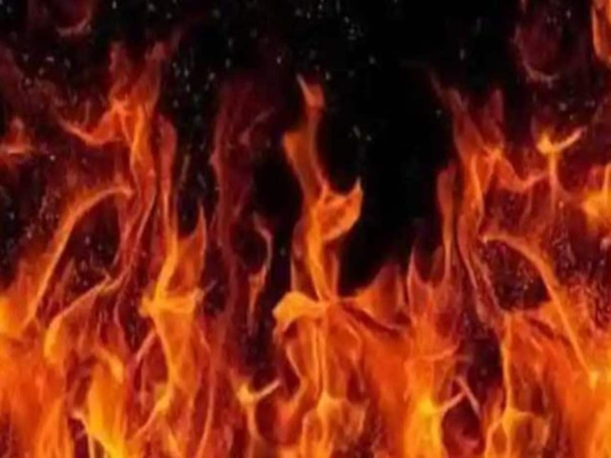 गाजियाबाद में इलेक्ट्रॉनिक्स की गोदाम में आग, धुएं के चलते फंसे 2 बच्चियों समेत 7 बचाए गए गाजियाबाद में इलेक्ट्रॉनिक्स की गोदाम में आग, धुएं के चलते फंसे 2 बच्चियों समेत 7 बचाए गए
