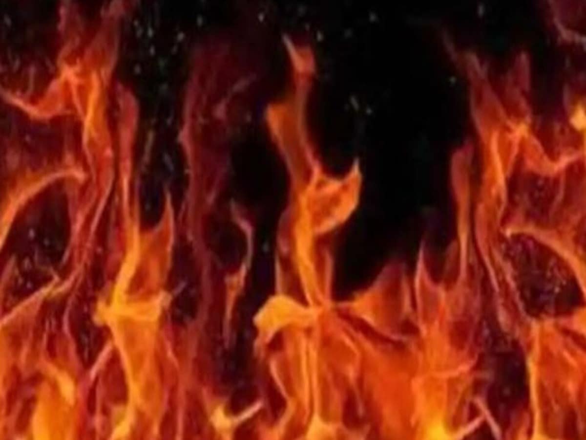 नूर मोहम्मद पर लड़की को जान से मारने की धमकी देने का आरोप, गुस्साए लोगों ने तोड़फोड़ कर गाड़ियों में लगा दी आग नूर मोहम्मद पर लड़की को जान से मारने की धमकी देने का आरोप, गुस्साए लोगों ने तोड़फोड़ कर गाड़ियों में लगा दी आग