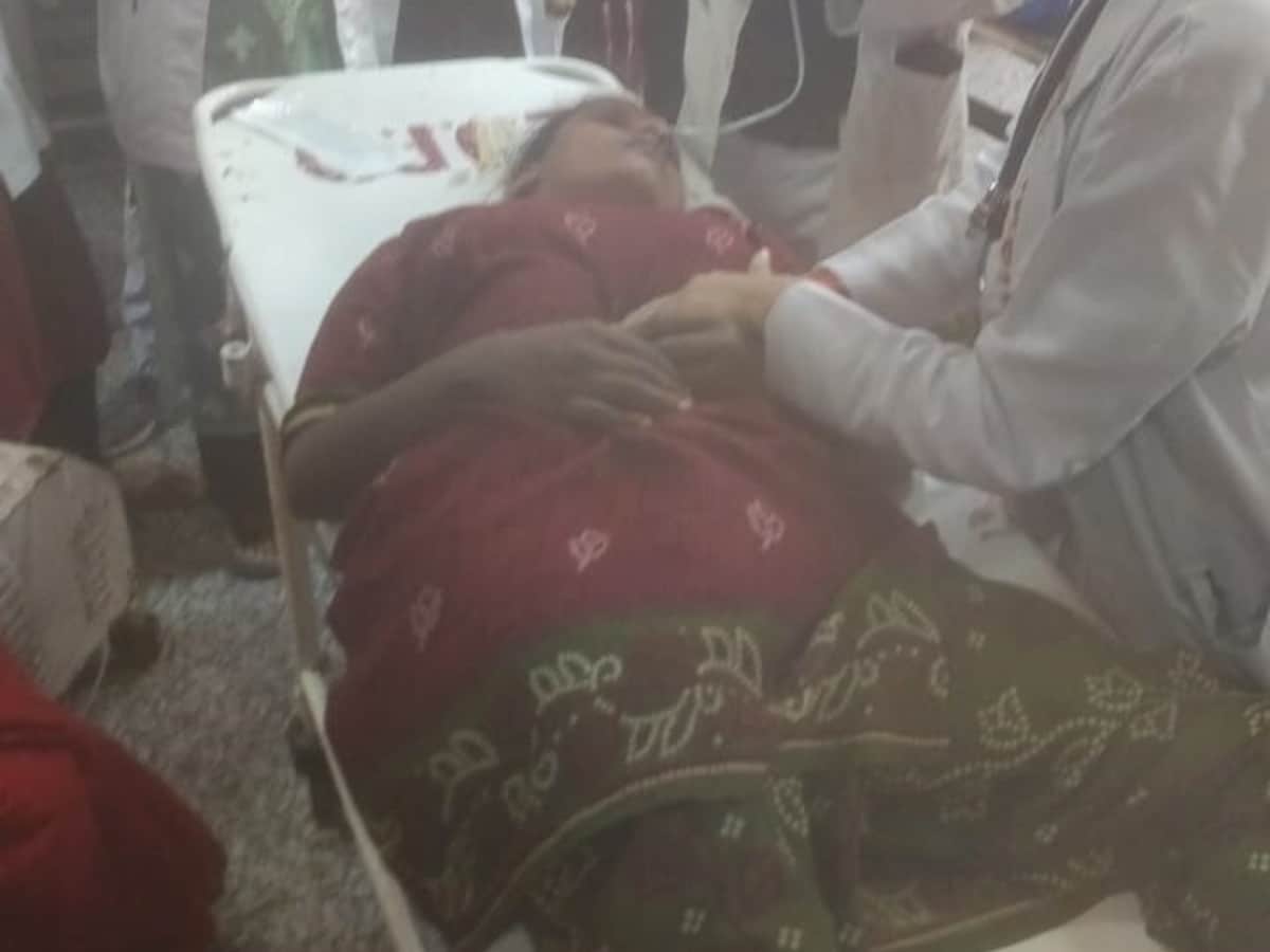 सीएम आवास के पास हाई सिक्योरिटी जोन में महिला ने खाया जहर, प्रॉपर्टी पर कब्जे का लगा रही आरोप सीएम आवास के पास हाई सिक्योरिटी जोन में महिला ने खाया जहर, प्रॉपर्टी पर कब्जे का लगा रही आरोप