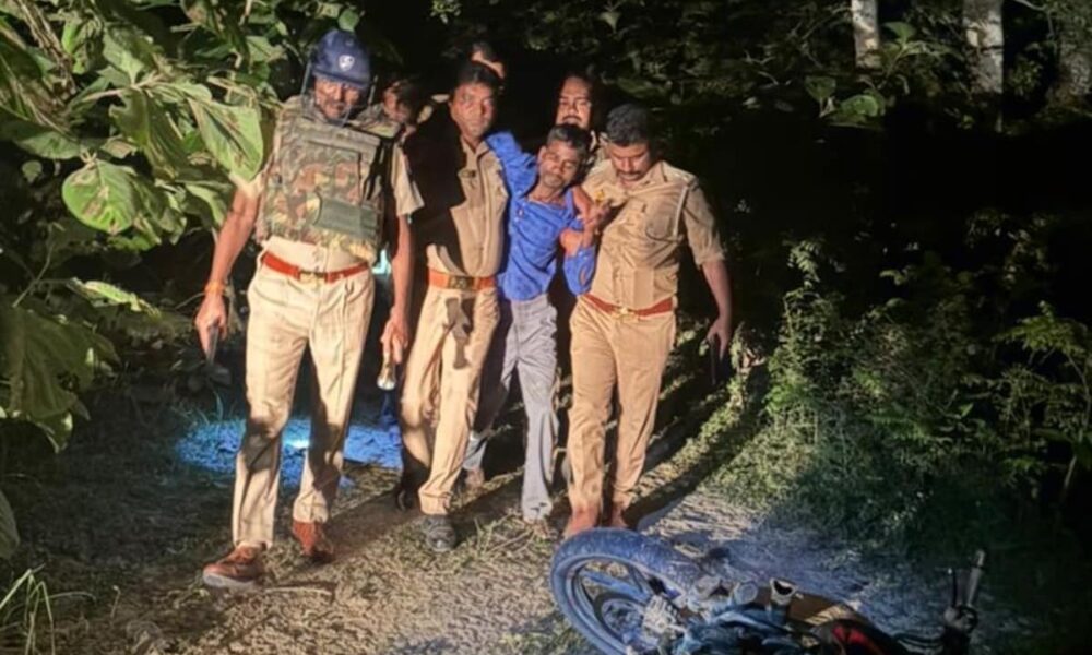 श्रावस्ती में पुलिस एनकाउंटर, 4 जिलों से वांटेड इनामी बदमाश के पैर में लगी गोली