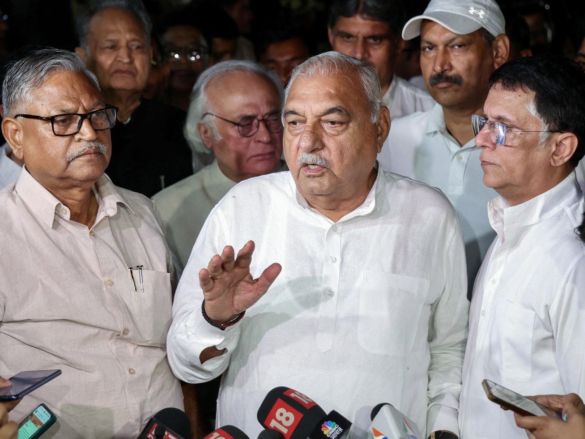 हरियाणा कांग्रेस में रार, एक-दूसरे पर खूब चला रहे जुबानी तीर; हार के क्या-क्या गिनाए कारण हरियाणा कांग्रेस में रार, एक-दूसरे पर खूब चला रहे जुबानी तीर; हार के क्या-क्या गिनाए कारण