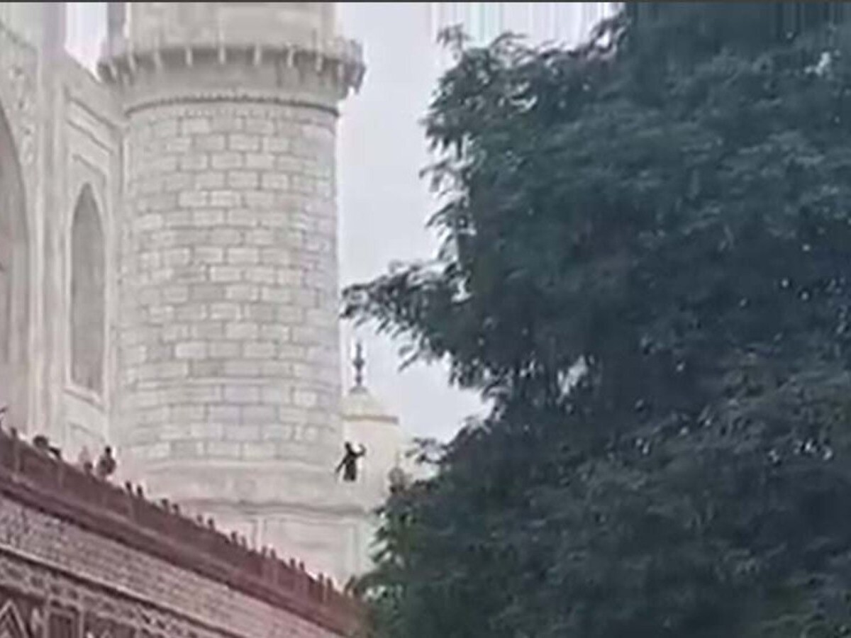ताजमहल की मीनार के साथ युवक का वीडियो वायरल, एएसआई ने बताया फेक ताजमहल की मीनार के साथ युवक का वीडियो वायरल, एएसआई ने बताया फेक
