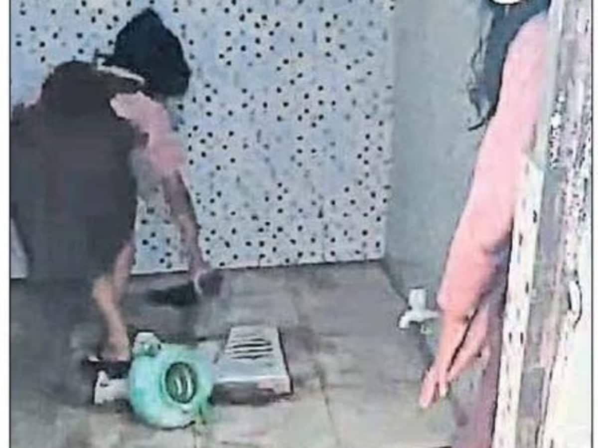 सरकारी स्कूल की बच्चियों के हाथ में किताबों की जगह झाड़ू-बाल्टी, हेड ने साफ करवाए टॉयलेट सरकारी स्कूल की बच्चियों के हाथ में किताबों की जगह झाड़ू-बाल्टी, हेड ने साफ करवाए टॉयलेट