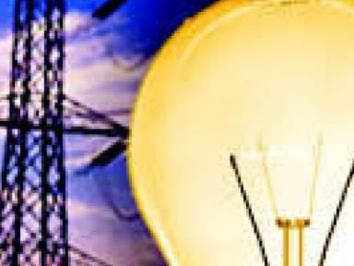 बिजली उपभोक्ताओं से मनमानी, बेटे को कनेक्शन दिया, पिता को एस्टीमेट थमा कर मांगे 40 हजार रुपए बिजली उपभोक्ताओं से मनमानी, बेटे को कनेक्शन दिया, पिता को एस्टीमेट थमा कर मांगे 40 हजार रुपए
