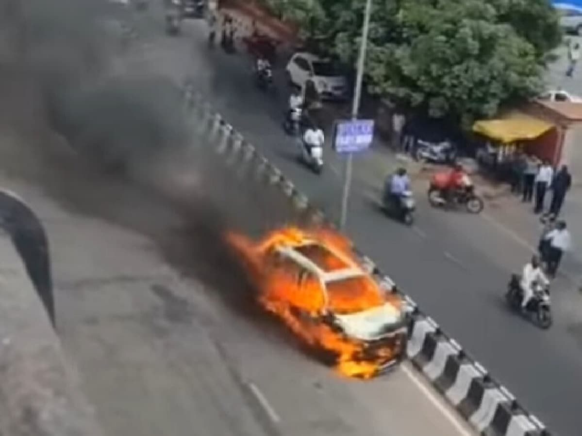 तमाशा देख रहे थे लोग और उनकी तरफ ही दौड़ने लगी जलती हुई कार, जयपुर का वीडियो वायरल तमाशा देख रहे थे लोग और उनकी तरफ ही दौड़ने लगी जलती हुई कार, जयपुर का वीडियो वायरल