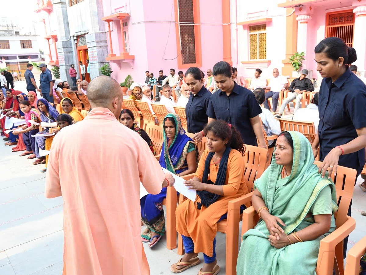 बिना आयुष्मान कार्ड जरूरतमंदों के इलाज करवाएगी सरकार, जनता दरबार में सीएम योगी ने दिया आश्वासन बिना आयुष्मान कार्ड जरूरतमंदों के इलाज करवाएगी सरकार, जनता दरबार में सीएम योगी ने दिया आश्वासन
