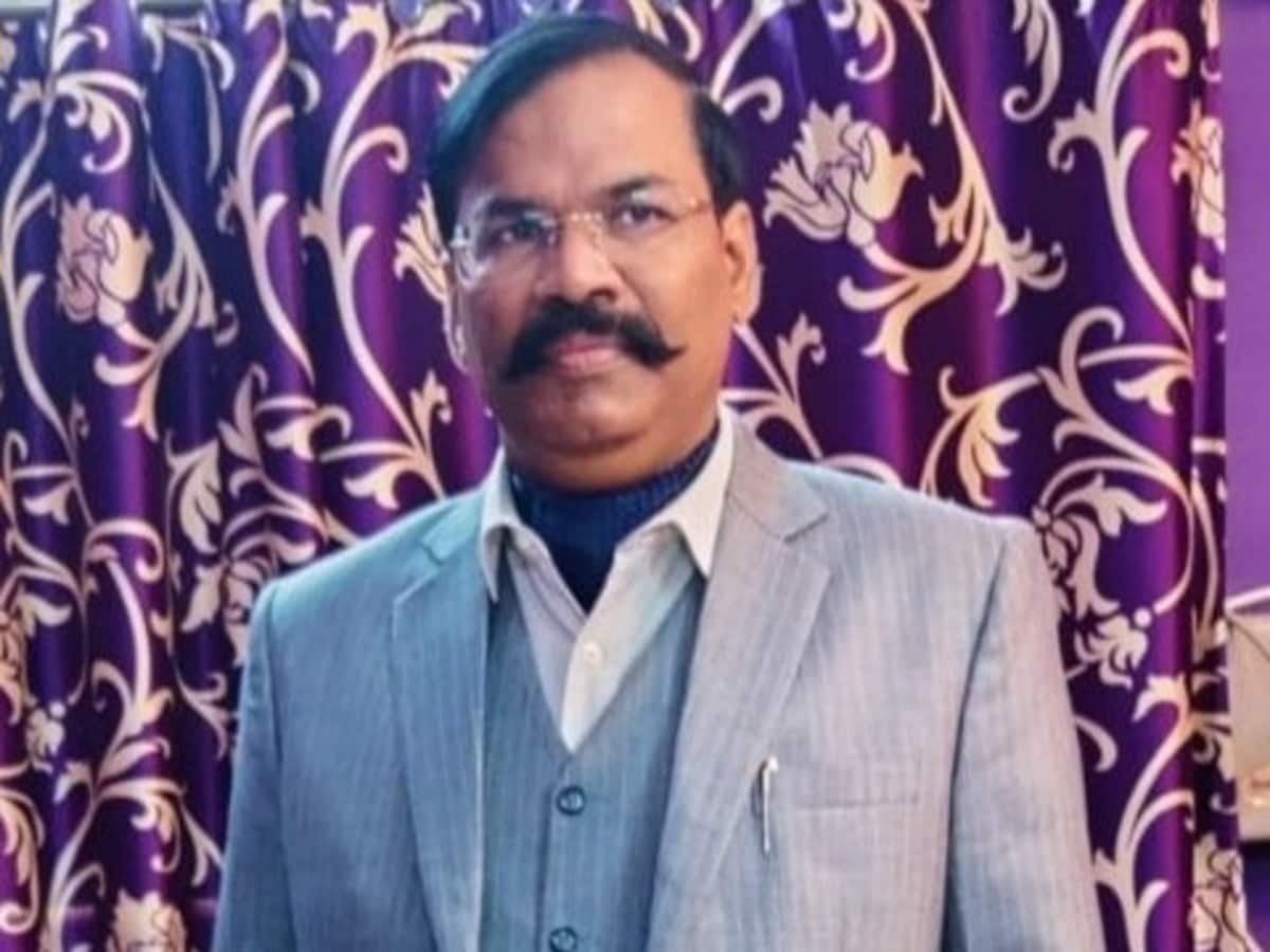कभी सीएम योगी की तारीफ तो कभी लव जिहाद पर टिप्पणी, कौन हैं जस्टिस रवि कुमार दिवाकर कभी सीएम योगी की तारीफ तो कभी लव जिहाद पर टिप्पणी, कौन हैं जस्टिस रवि कुमार दिवाकर