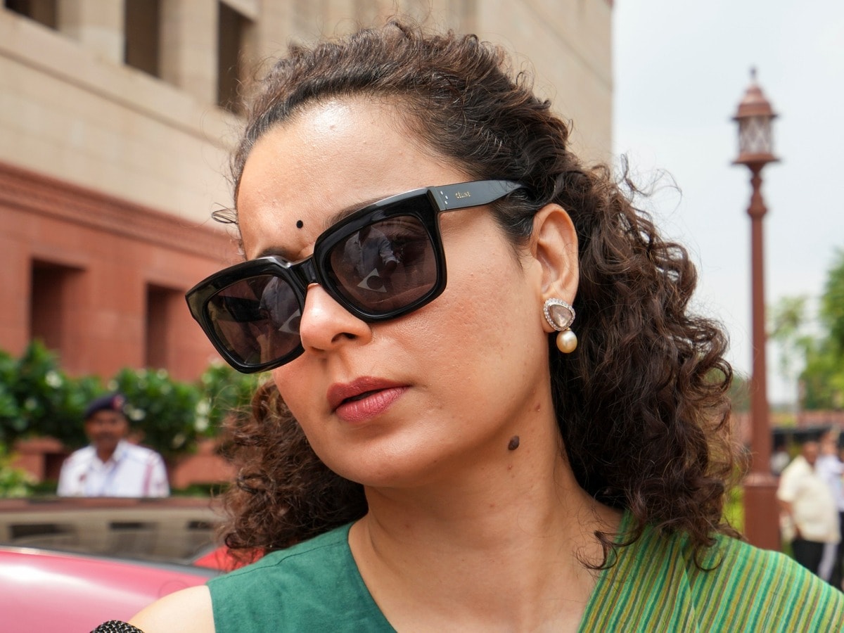 फिर अपने एक बयान पर घिरीं कंगना रनौत, अदालत ने थमाया नोटिस, देना होगा जवाब फिर अपने एक बयान पर घिरीं कंगना रनौत, अदालत ने थमाया नोटिस, देना होगा जवाब