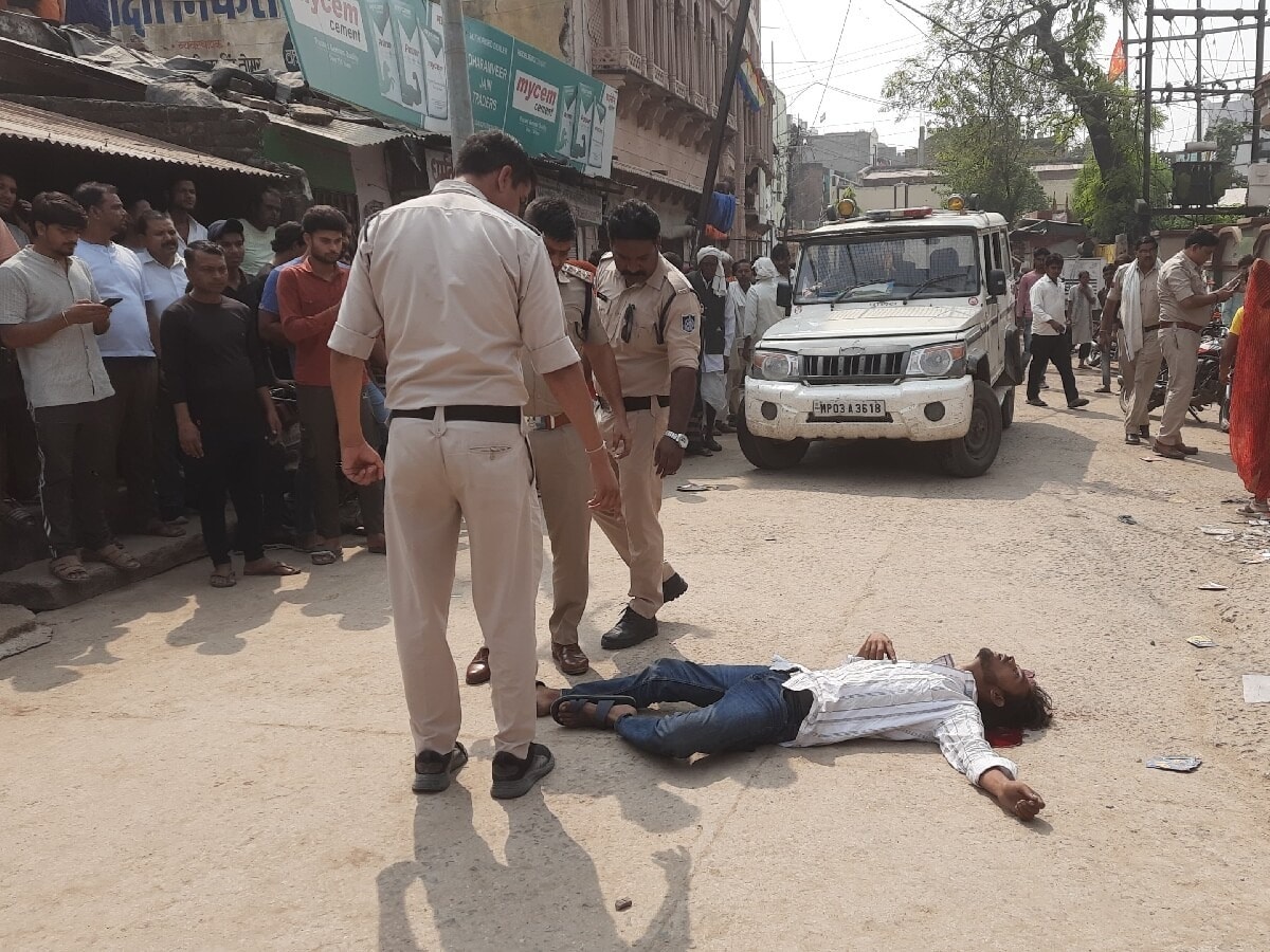 मुरैना में युवक ने बीच बाजार खुद को गोली मार खुदकुशी की, रास्ते में पड़ा छोड़कर भाग गए दोस्त