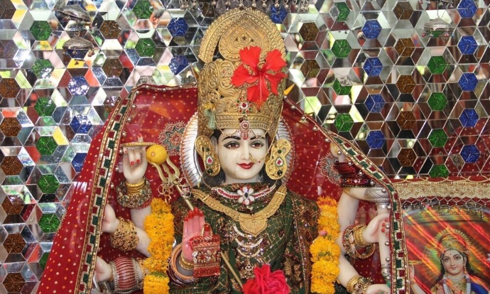 नवरात्र के पहले दिन श्रद्धालुओं की उमड़ी भीड़, राजस्थान न्यूज़
