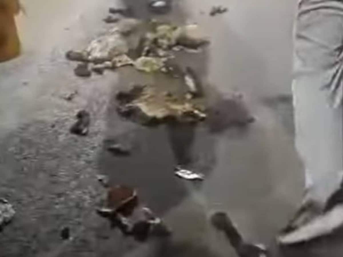 पवित्र ज्योत के रास्ते में मवेशियों का अवशेष मिलने से भड़के लोग, सड़क जाम कर हंगामा पवित्र ज्योत के रास्ते में मवेशियों का अवशेष मिलने से भड़के लोग, सड़क जाम कर हंगामा