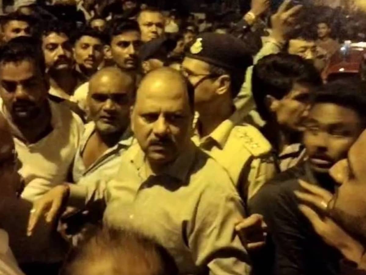 MP में गरबा से लौट रही महिला संग मुस्लिम लड़कों ने की छेड़खानी, 2 गिरफ्तार; 7 पर FIR MP में गरबा से लौट रही महिला संग मुस्लिम लड़कों ने की छेड़खानी, 2 गिरफ्तार; 7 पर FIR