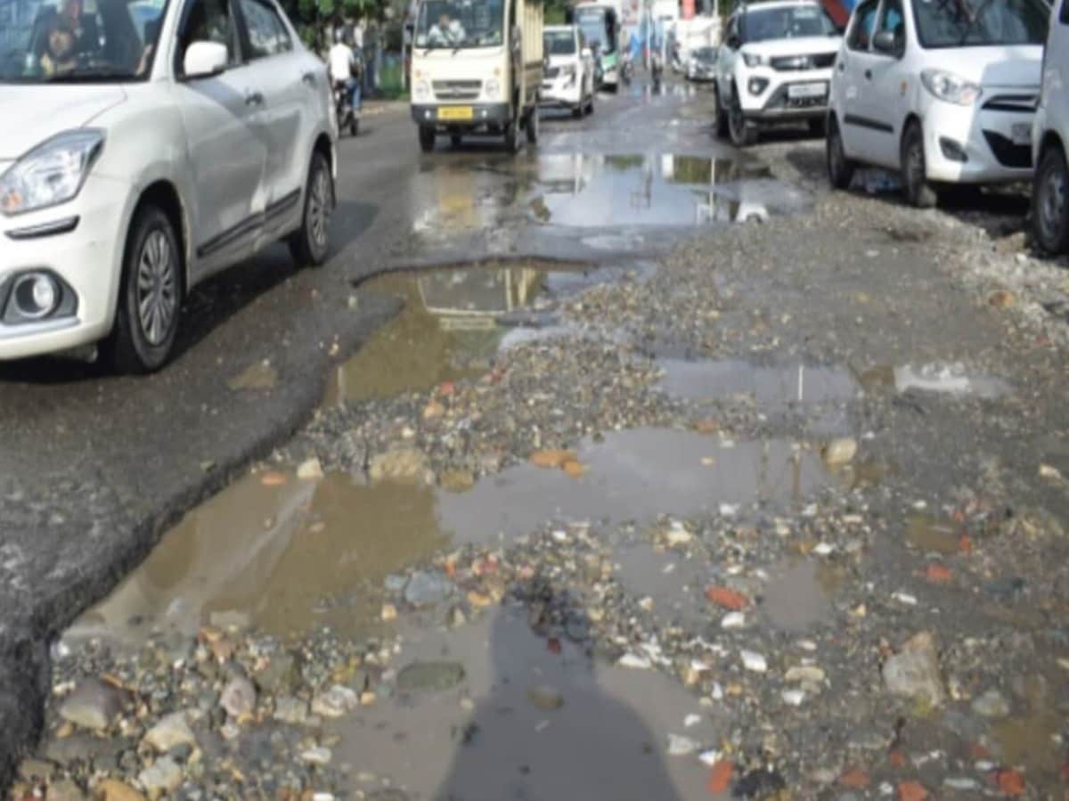 मुश्किलों से भरा है उत्तराखंड में सफर, गड्डा मुक्त सड़कों में उत्तरकाशी टॉप तो गोपेश्वर बुरी तरह पिछड़ा मुश्किलों से भरा है उत्तराखंड में सफर, गड्डा मुक्त सड़कों में उत्तरकाशी टॉप तो गोपेश्वर बुरी तरह पिछड़ा