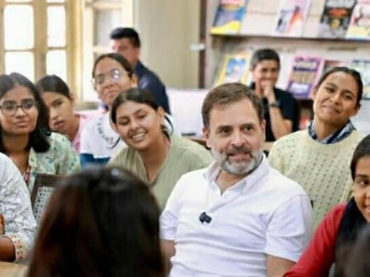 राहुल गांधी ने जयपुर में छात्राओं से किया वादा निभाया, जानिए क्या है पूरा मामला राहुल गांधी ने जयपुर में छात्राओं से किया वादा निभाया, जानिए क्या है पूरा मामला