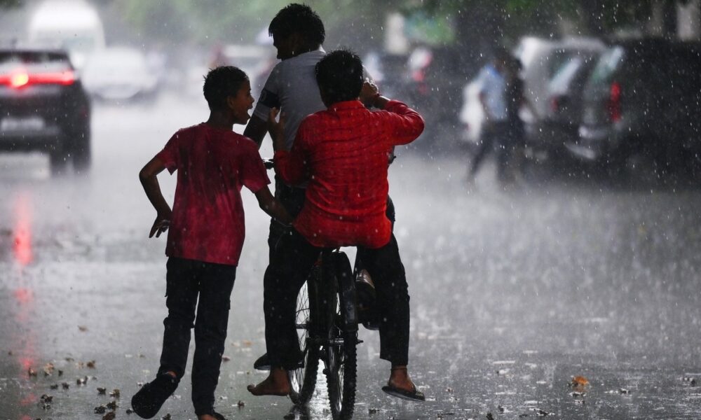एमपी के मौसम में बड़ा उलटफेर; 40 की स्पीड से चलेंगी हवाएं, इन जिलों में तेज बारिश का अलर्ट