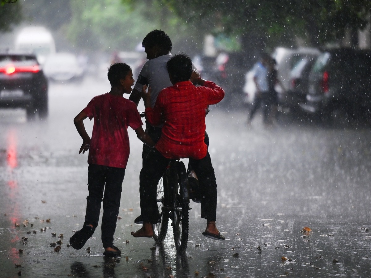एमपी के मौसम में बड़ा उलटफेर; 40 की स्पीड से चलेंगी हवाएं, इन जिलों में तेज बारिश का अलर्ट एमपी के मौसम में बड़ा उलटफेर; 40 की स्पीड से चलेंगी हवाएं, इन जिलों में तेज बारिश का अलर्ट