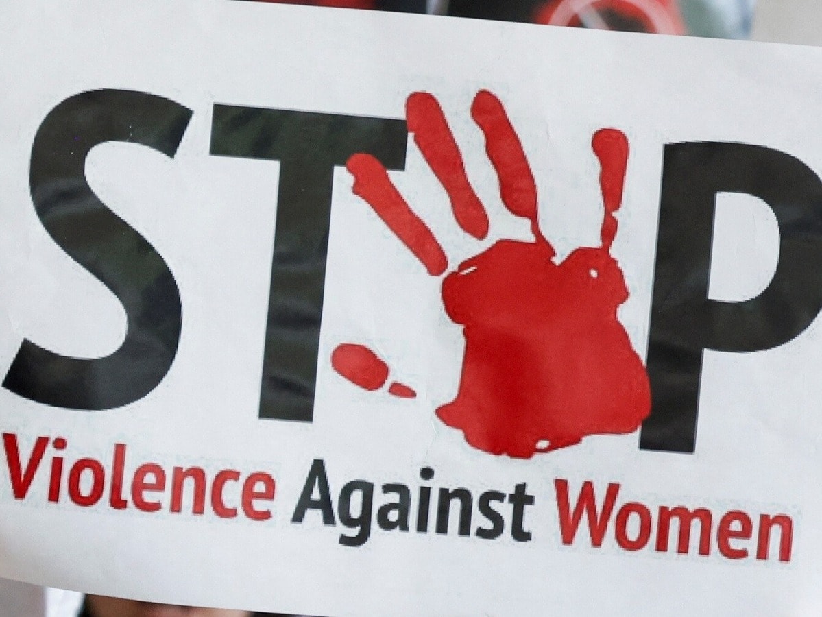 देहरादून में युवती से गैंगरेप में दो युवक गिरफ्तार, 1 नाबालिग भी पकड़ा; FIR में देरी से थाने पर हंगामा देहरादून में युवती से गैंगरेप में दो युवक गिरफ्तार, 1 नाबालिग भी पकड़ा; FIR में देरी से थाने पर हंगामा