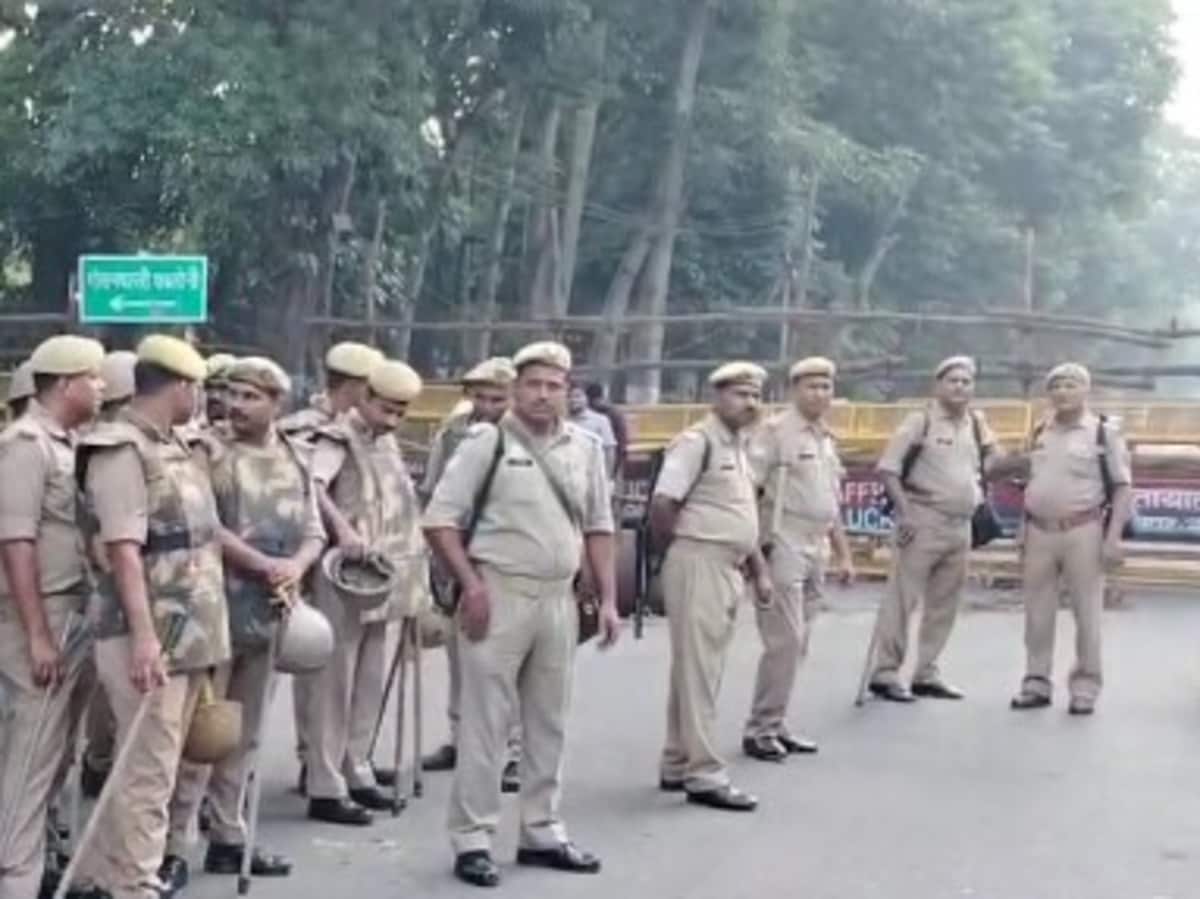 जेपी सेंटर जाने पर अड़े अखिलेश, घर के बाहर लगे बैरिकेडिंग; नजरबंद करने की तैयारी जेपी सेंटर जाने पर अड़े अखिलेश, घर के बाहर लगे बैरिकेडिंग; नजरबंद करने की तैयारी
