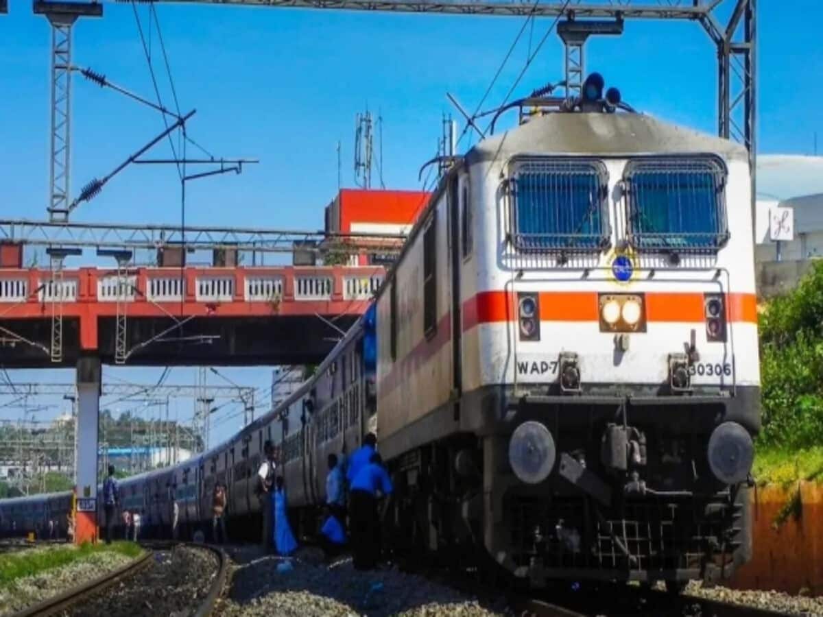 ओडिशा में आए दाना तूफान के कारण यूपी की कई ट्रेनें कैंसिल, देखें लिस्ट ओडिशा में आए दाना तूफान के कारण यूपी की कई ट्रेनें कैंसिल, देखें लिस्ट
