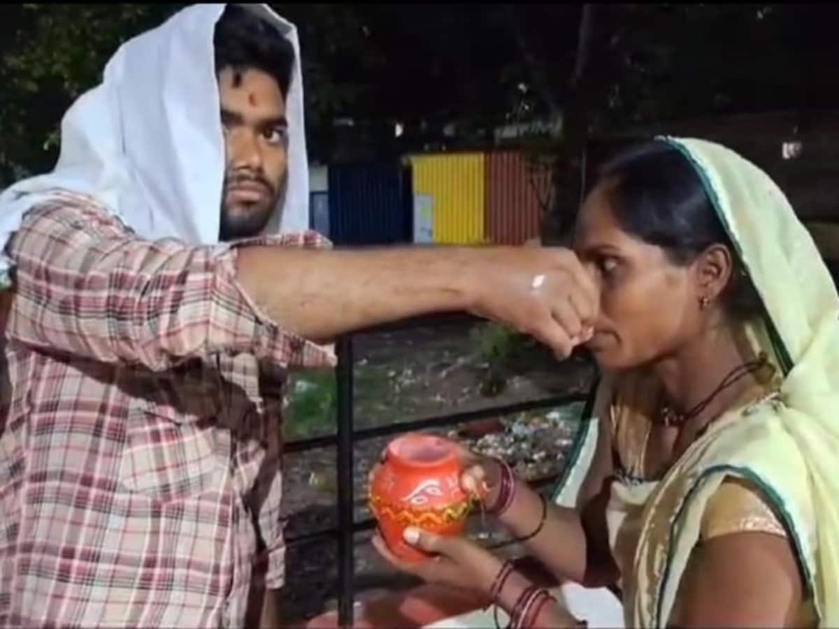 कीटनाशक पीकर मरने वाले पति के लिए गर्भवती पत्नी ने रखा करवाचौथ का व्रत, अस्पताल में की पूजा कीटनाशक पीकर मरने वाले पति के लिए गर्भवती पत्नी ने रखा करवाचौथ का व्रत, अस्पताल में की पूजा