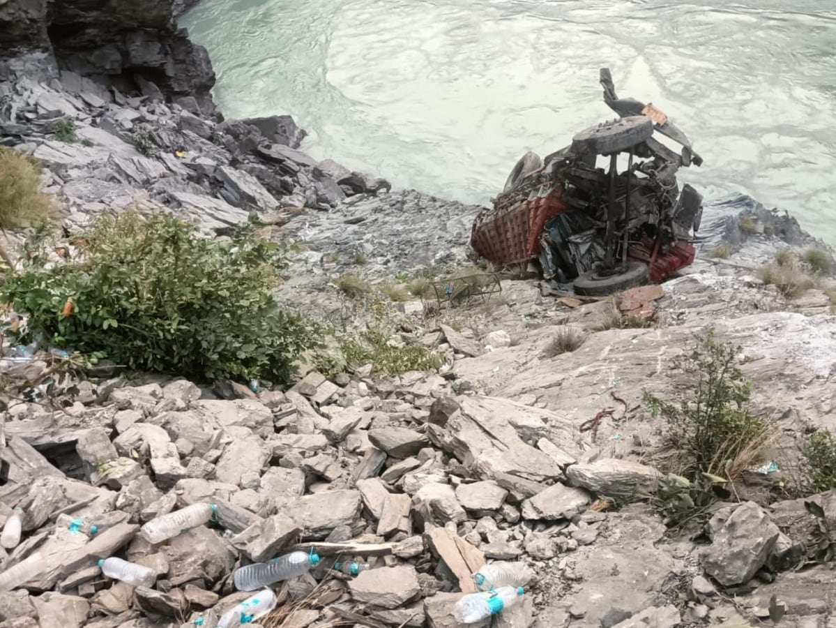 करवाचौथ की रात ऋषिकेश बदरीनाथ हाईवे पर सड़का हादसा, गाड़ी के नदी में गिरने से पति-पत्नी डूबे करवाचौथ की रात ऋषिकेश बदरीनाथ हाईवे पर सड़का हादसा, गाड़ी के नदी में गिरने से पति-पत्नी डूबे