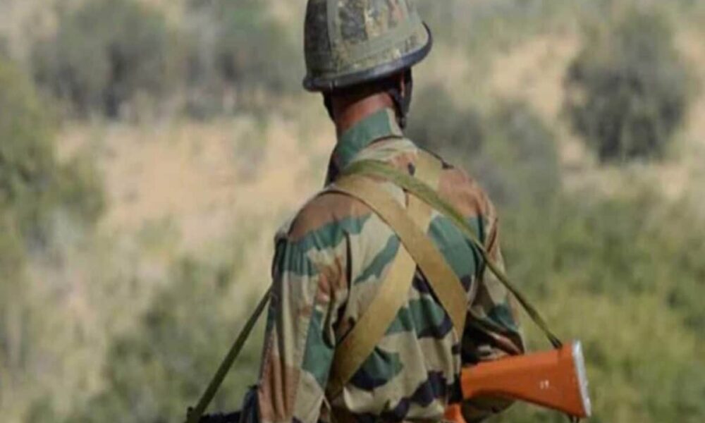 सेना का जवान राइफल, 60 कारतूत-4 मैगजीन के साथ गिरफ्तार, हथियार चोरी के बाद से था फरार
