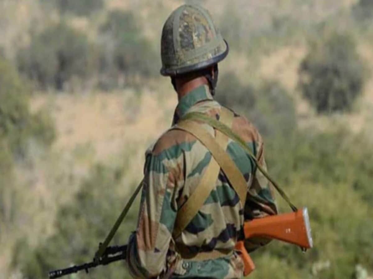 सेना का जवान राइफल, 60 कारतूत-4 मैगजीन के साथ गिरफ्तार, हथियार चोरी के बाद से था फरार सेना का जवान राइफल, 60 कारतूत-4 मैगजीन के साथ गिरफ्तार, हथियार चोरी के बाद से था फरार