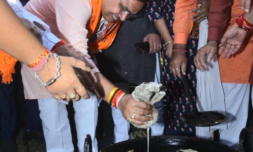 सीएम भजनलाल ने छानी जीत की जलेबी, बोले- हरियाणा ने कांग्रेस की लूट, झूठ और अफवाहों को नकारा