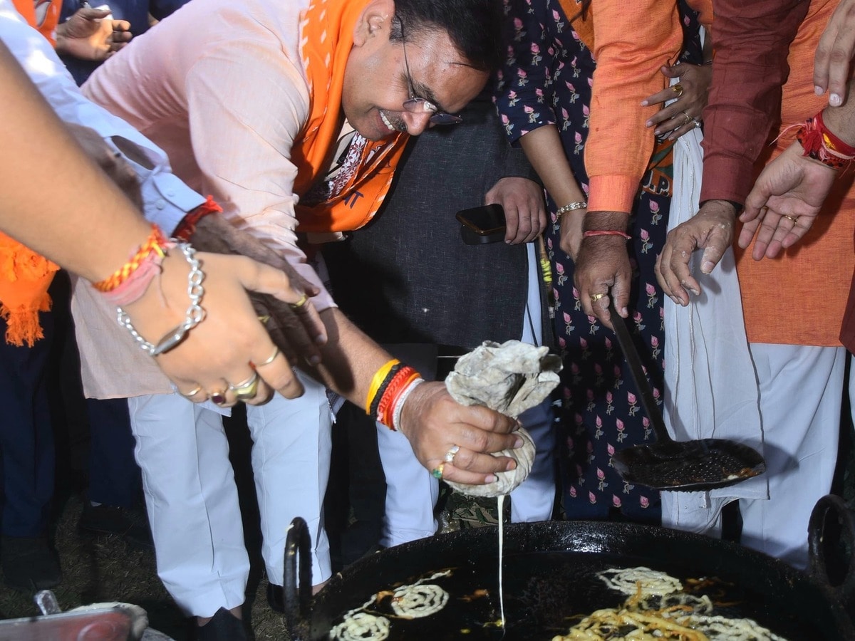 सीएम भजनलाल ने छानी जीत की जलेबी, बोले- हरियाणा ने कांग्रेस की लूट, झूठ और अफवाहों को नकारा सीएम भजनलाल ने छानी जीत की जलेबी, बोले- हरियाणा ने कांग्रेस की लूट, झूठ और अफवाहों को नकारा