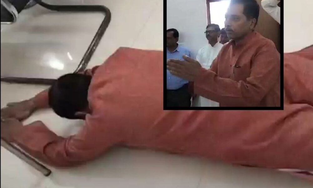 मुझे मरवा दीजिए… अपनी ही सरकार में एएसपी के सामने दंडवत हुए BJP विधायक- VIDEO