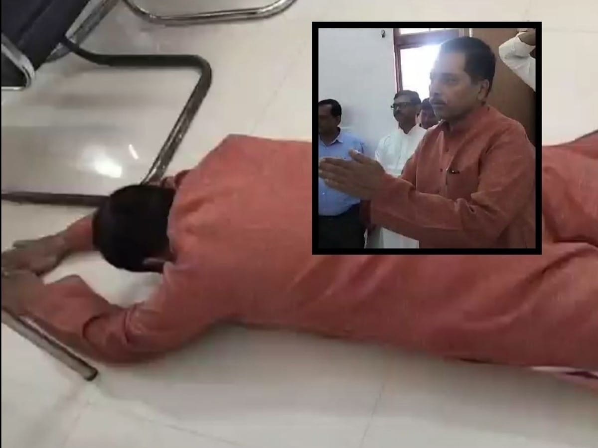मुझे मरवा दीजिए… अपनी ही सरकार में एएसपी के सामने दंडवत हुए BJP विधायक- VIDEO मुझे मरवा दीजिए… अपनी ही सरकार में एएसपी के सामने दंडवत हुए BJP विधायक- VIDEO