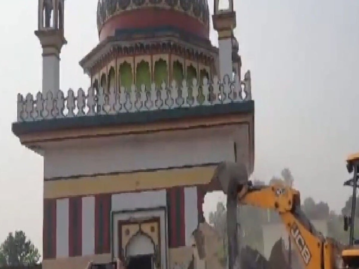 अवैध मजार पर बुलडोजर ऐक्शन, हरिद्वार में पुनर्वास विभाग की जमीन में अतिक्रमण का धवस्तीकरण अवैध मजार पर बुलडोजर ऐक्शन, हरिद्वार में पुनर्वास विभाग की जमीन में अतिक्रमण का धवस्तीकरण
