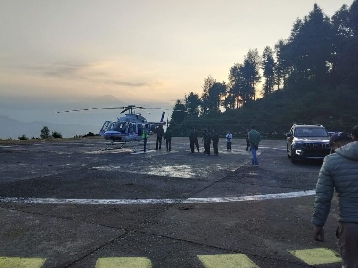 16 घंटे बाद मुनस्यारी पहुंचे मुख्य चुनाव आयुक्त राजीव कुमार, कल रालम गांव में हुई थी विमान की इमरजेंसी लैंडिंग 16 घंटे बाद मुनस्यारी पहुंचे मुख्य चुनाव आयुक्त राजीव कुमार, कल रालम गांव में हुई थी विमान की इमरजेंसी लैंडिंग