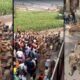 बैरिकेड हटा डासना मंदिर जाने का प्रयास, पुलिस का भीड़ पर लाठीचार्ज, हाईवे पर हंगामा