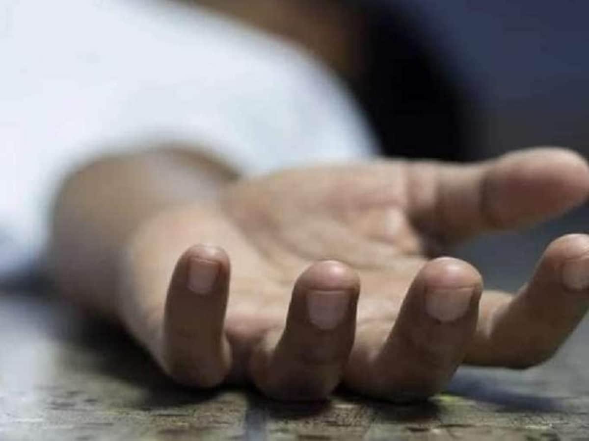 रेप आरोपी ने बाहर आकर पत्नी और सास को घोंपा चाकू, फिर खुद कर ली आत्महत्या; MP में सनसनीखेज वारदात रेप आरोपी ने बाहर आकर पत्नी और सास को घोंपा चाकू, फिर खुद कर ली आत्महत्या; MP में सनसनीखेज वारदात