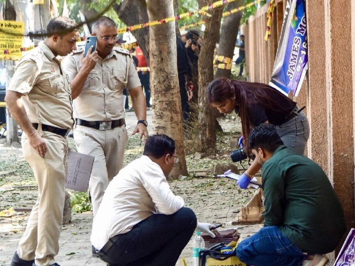 Delhi Police get new CCTV footage suspect seen in white T-shirt a night before blast दिल्ली ब्लास्ट केस की नई CCTV फुटेज आई सामने, धमाके से एक रात पहले सफेद टी-शर्ट में दिखा संदिग्ध, एनसीआर न्यूज़