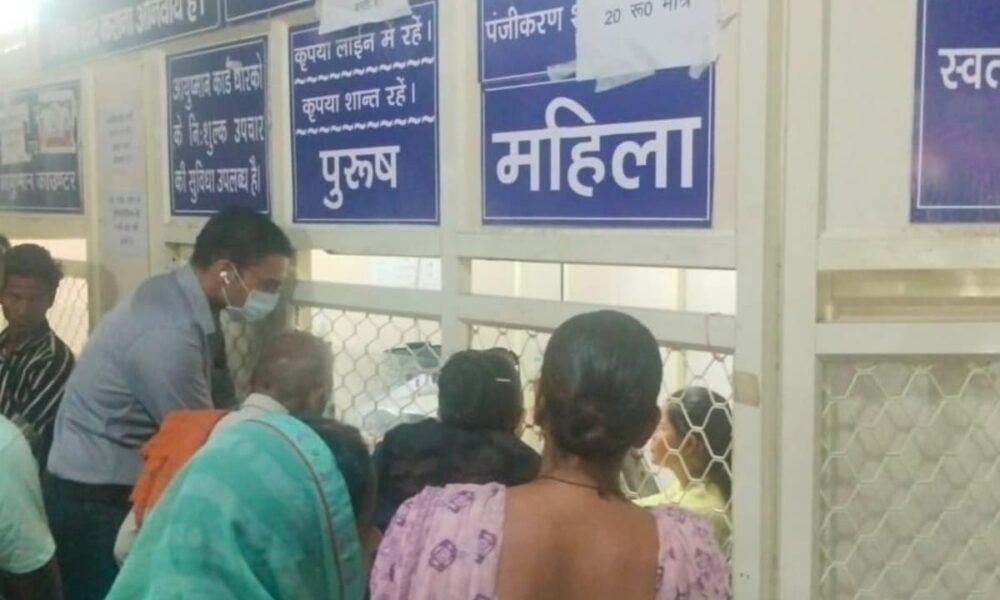 डीएम सविन बंसल कार चलाकर पहुंचे ऋषिकेश सरकारी अस्पताल, लाइन में लग पर्चा बनाकर निरीक्षण के बाद सख्त ऐक्शन