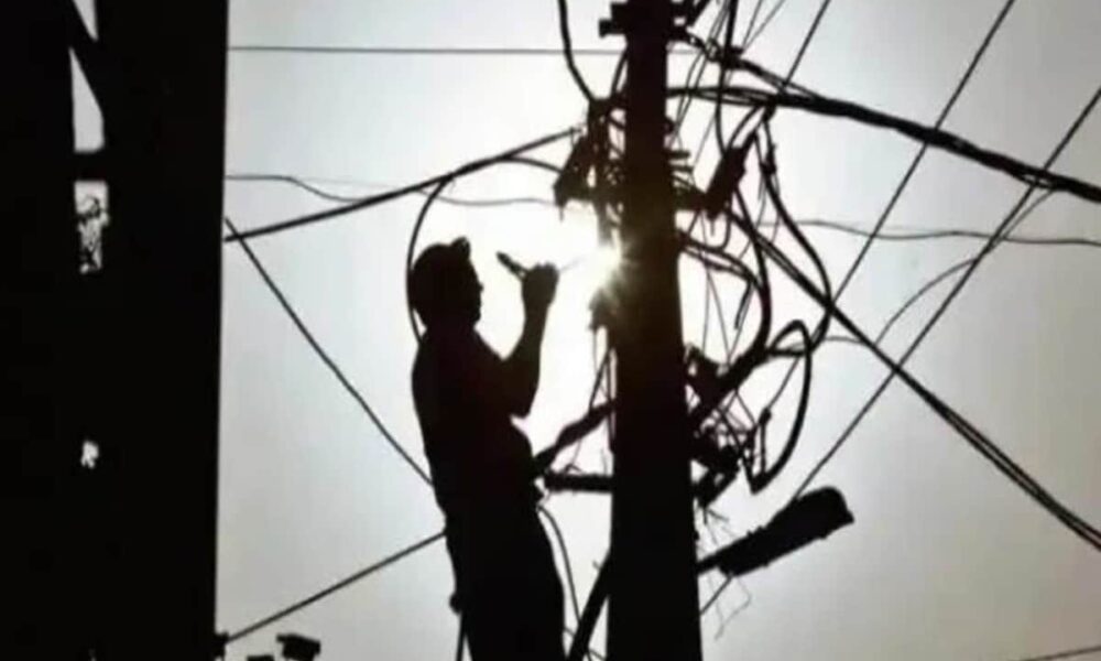 ग्राम प्रधान चोरी की बिजली से कर रहा था घर रोशन, ऊर्जा निगम के छापेमारी में सख्त ऐक्शन